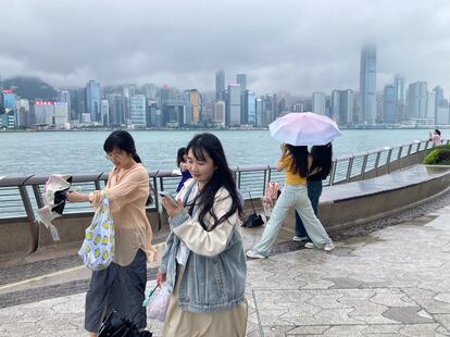 Vista de los rascacielos de la isla de Hong Kong desde el paseo marítimo de la península de Kowloon, el 15 de noviembre.