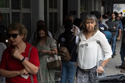 Las elecciones en Coahuila y el Estado de México se perfilan como el último cara a cara antes de las presidenciales del año que viene. En la imagen, ciudadanos hacen fila para poder votar en un colegio electroal en Saltillo.