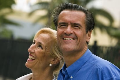 Natalia de la Nuez y Juan Fernando López Aguilar tras votar en la campaña a las elecciones europeas de 2009.