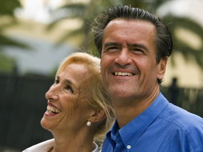 Natalia de la Nuez y Juan Fernando López Aguilar tras votar en la campaña a las elecciones europeas de 2009.