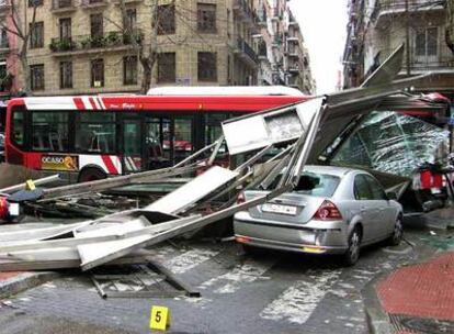 El autobús arrastró la caseta de salida del aparcamiento, que cayó sobre un coche y un peatón.