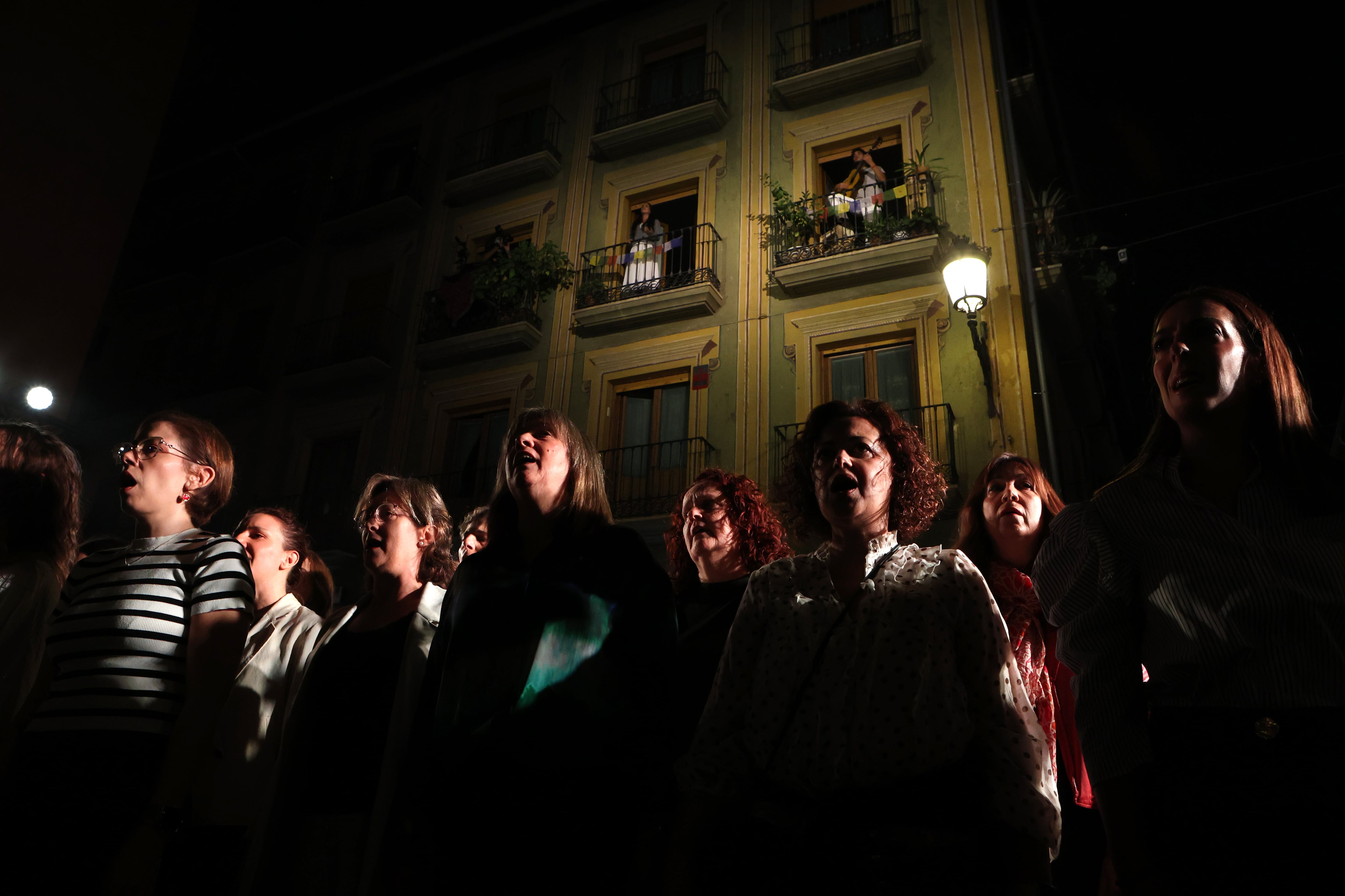 Coristas integrados entre el público acompañan el canto de la cantaora Ángeles Toledano en la plaza de las Pasiegas en Granada el pasado viernes. 