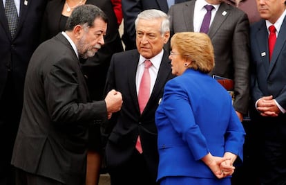 Mahmud Aleuy (izquierda), con Heraldo Muñoz y Michelle Bachelet, en julio.