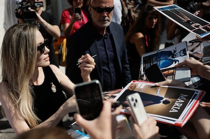 Angelina Jolie firma autógrafos este jueves en Venecia.