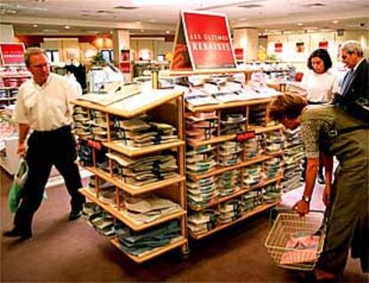 Un grupo de clientes comprando ropa, ayer, en los almacenes Marks & Spencer de Barcelona.