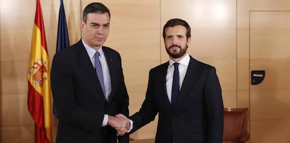 El presidente del Gobierno en funciones, Pedro Sánchez, recibe al líder del PP, Pablo Casado, en diciembre en el Congreso de los Diputados.