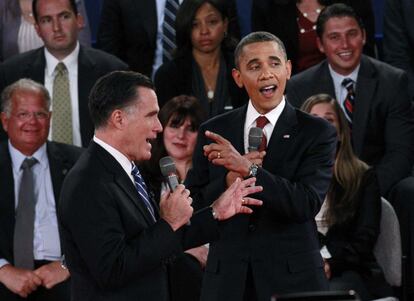 Obama y Romney discuten en el escenario.