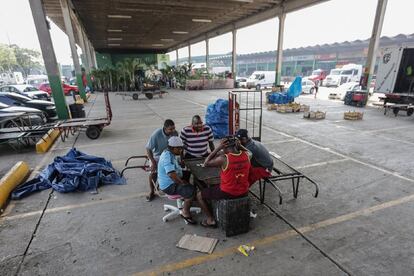 Trabalhadores aguardam a chegada de alimentos no Ceasa (Central de Abastecimento do Rio de Janeiro), onde pelo quinto dia seguido os alimentos não chegaram às prateleiras. Sem o abastecimento, vários mercados e feitas do Estado ficaram vazios ou com preços abusivos. 