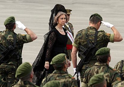 La reina Sofía pasó revista ayer a las tropas en Rabasa.