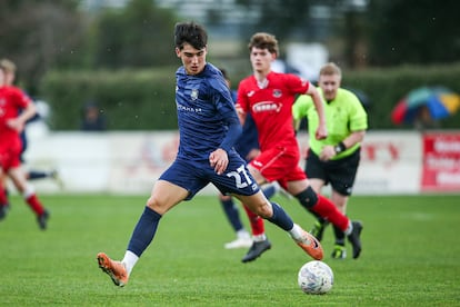 Stipe Ukich, del Auckland City, sube el balón ante el Melville United durante un partido de fútbol de la Northern League en el Gower Park el 31 de agosto de 2024.