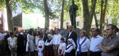 Miembros del Euskadi Buru Batzar, hoy, ante la estatua del fundador del PNV, Sabino Arana, en Bilbao. 