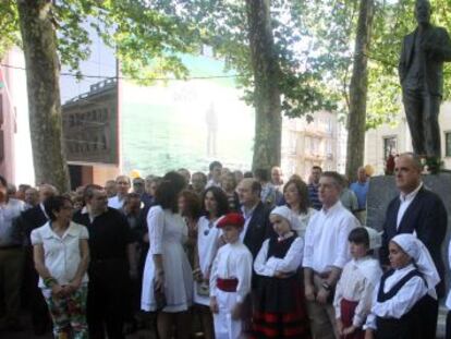 Miembros del Euskadi Buru Batzar, hoy, ante la estatua del fundador del PNV, Sabino Arana, en Bilbao. 