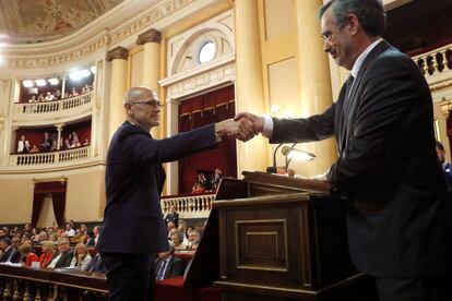 El senador de ERC Raül Romeva , en prisión provisional, estrecha la mano al presidente del Senado Manuel Cruz, durante la sesión constitutiva de la Cámara alta el pasado 21 de mayo. Romeva fue suspendido una semana más tarde de sus derechos y deberes como senador por la Mesa del Senado, tras estudiar el informe de los letrados de la Cámara alta solicitado por su presidente.