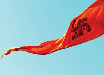 A bandeira com a cruz gamada hindu tremula no grande encontro de peregrinação (kumbh mela) Simhasth, na cidade de Ujjain, em Madhya Pradesh (Índia). No hinduísmo, a suástica representa a ideia de deus, Brama. Se gira para a direita (em sentido horário, como a nazista), simboliza a evolução do universo encarnada pelo deus criador Brama. Por outro lado, no sentido anti-horário representa a involução do universo, obra do deus destruidor Shiva. Os círculos correspondem aos quatro pontos cardeais, símbolo de estabilidade.