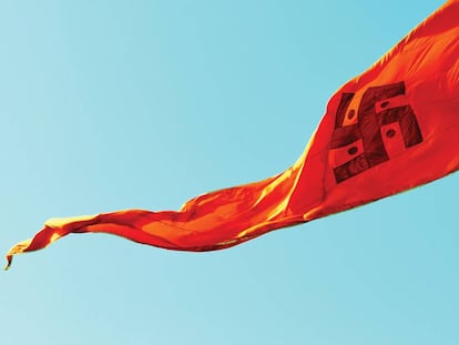 A bandeira com a cruz gamada hindu tremula no grande encontro de peregrinação (kumbh mela) Simhasth, na cidade de Ujjain, em Madhya Pradesh (Índia). No hinduísmo, a suástica representa a ideia de deus, Brama. Se gira para a direita (em sentido horário, como a nazista), simboliza a evolução do universo encarnada pelo deus criador Brama. Por outro lado, no sentido anti-horário representa a involução do universo, obra do deus destruidor Shiva. Os círculos correspondem aos quatro pontos cardeais, símbolo de estabilidade.