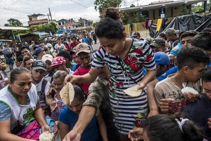 Una camioneta de una iglesia evangélica local llegó al sitio a regalar tortillas a los migrantes. Era el único alimento que habían podido conseguir en cantidad.
