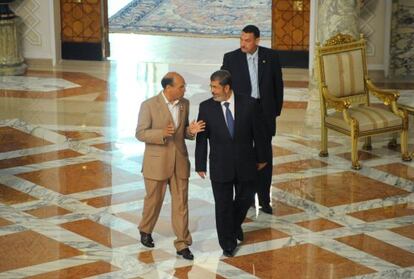 El presidente de Túnez, Moncef Marzouki y su homólogo egipcio Mohamed Morsi en el palacio presidencial en El Cairo.