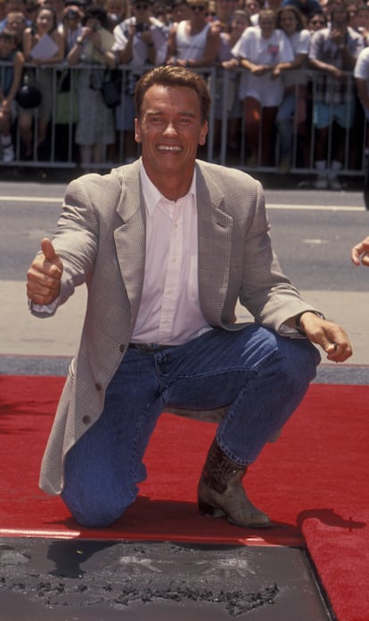Arnold Schwarzenegger deja la marca de sus manos en el Teatro Chino de Los Ángeles en 1994.