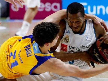 Anthony Randolph y Oriol Paulí pugnan por la pelota