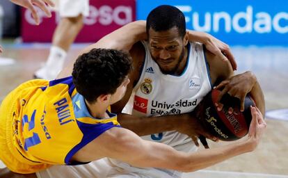 Anthony Randolph y Oriol Paulí pugnan por la pelota