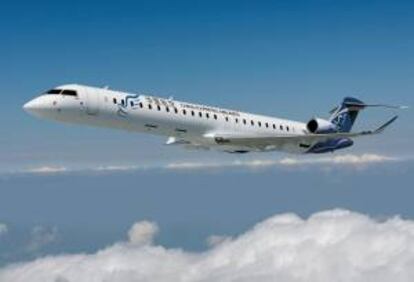 Fotografía facilitada por Bombardier, la fabricante aeronáutica canadiense, competidora de la brasileña Embraer, del modelo CRJ900 NextGen, con la pintura de la aerolínea privada China Express (Huaxia Hanggong), que ya tiene 14 aparatos de la aeronáutica canadiense a los que acaba de sumar el encargo de tres aviones más de este nuevo modelo, aunque planea ampliar su flota hasta 29 aeronaves en 2016.