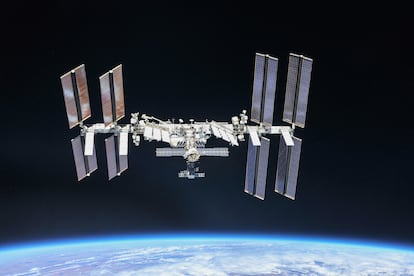 La Estación Espacial Internacional fotografiada por los astronautas desde una nave espacial Soyuz después del desacoplamiento, en noviembre de 2018.