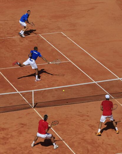 Tsonga envía un revés a la red.