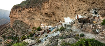 Complejo de casas excavadas en las rocas de Acusa Seca, Gran Canaria. 