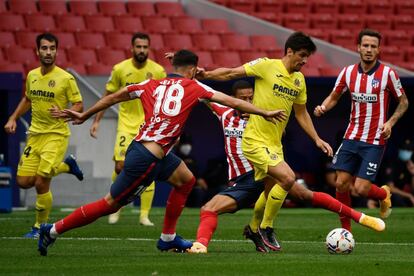 Renan Lodi y Gerard Moreno, durante el partido.