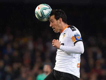 Parejo cabecea el balón ante el Madrid.