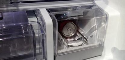 La miniheladera Blast Chiller de LG enfría las latas de bebida en cuatro minutos