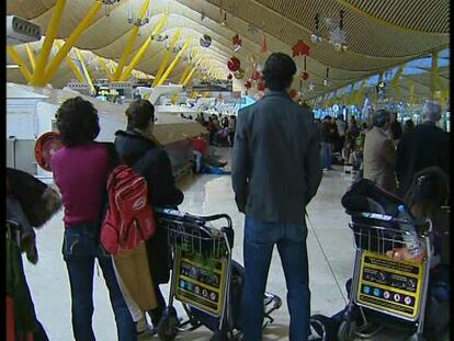 Miles de pasajeros esperan en Barajas la salida de su vuelos