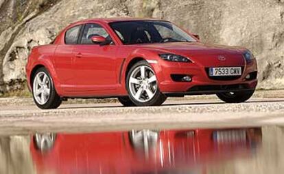 El Mazda RX-8 tiene una línea afilada y aerodinámica, pero con unos trazos suaves que camuflan la segunda puerta lateral. En cambio, las aletas musculosas y las llantas de 18 pulgadas le dan un aspecto atlético.