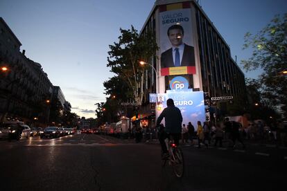 Ambiente ante la fachada del PP a las 21:20h.