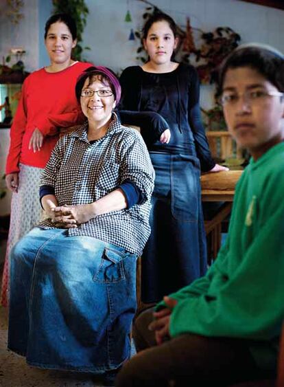 Durante estos 60 años han llegado al territorio diversas generaciones de judíos de todo el mundo, como Rajamin, a (fotografiada hoy con su famlia en su casa del asentamiento de Eli) procedente de México.