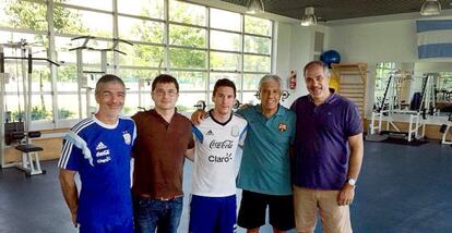 Luis Garc&iacute;a (kinesi&oacute;logo de Argentina), Pruna (doctor del Bar&ccedil;a), Messi, Paolorosso (asistente del Tata) y Zubi, ayer en Buenos Aires. 