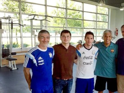 Luis Garc&iacute;a (kinesi&oacute;logo de Argentina), Pruna (doctor del Bar&ccedil;a), Messi, Paolorosso (asistente del Tata) y Zubi, ayer en Buenos Aires. 