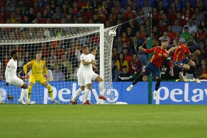 El jugador de la selección española de fútbol, Sergio Ramos, remata de cabeza un saque de esquina durante el partido.