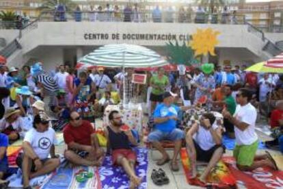 Los trabajadores del Hospital Virgen del Rocío de Sevilla, han escenificado hoy, martes 24 de julio de 2012, en la puerta principal del recinto hospitalario una parodia carnavalesca reivindicativa con el título de " Un día de playa del personal sanitario público", cargados con sombrillas, bañadores, toallas, neveras y fiambreras para mostrar su rechazo a los recortes impuestos por el gobierno Central y el gobierno Andaluz .