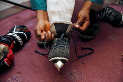 Detalle de uno de los patines que utiliza en equipo de hockey sobre hielo durante el entrenamiento, el 24 de enero de 2018.