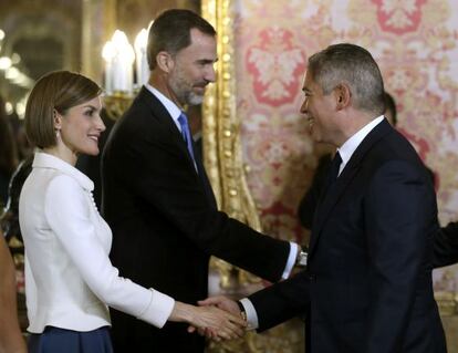 Los reyes Felipe y Letizia saludan a Boris Izaguirre a su llegada al tradicional almuerzo anual que se ofrece al mundo de las letras en el Palacio Real antes de la concesi&oacute;n del Premio Cervantes.