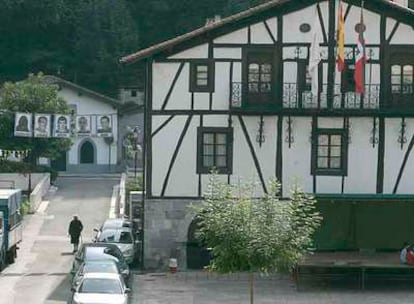 El Ayuntamiento de Lizartza, con las banderas española y vasca. A la izquierda, fotografías de presos etarras.