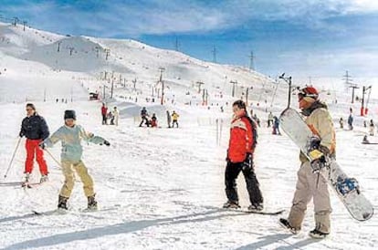 Esquiadores y aficionados al snowboard, en una de las pistas de la estación leridana de Baqueira Beret.