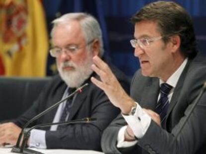 Arias Ca&ntilde;ete, junto a N&uacute;&ntilde;ez Feij&oacute;o, durante la rueda de prensa posterior al encuentro que mantuvieron hoy.