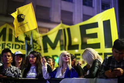 Tras el cierre de los colegios electorales, decenas de personas se han congregado frente al búnker electoral de Javier Milei, en el hotel Libertador de Buenos Aires. El ambiente era el de una fiesta callejera: sonaban bombos y los simpatizantes del candidato ultra cantaban "la casta tiene miedo" en contra de los partidos políticos tradicionales. En la imagen, seguidores de Milei a las afueras del hotel Libertador. 