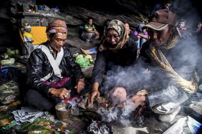 Indonesios hindús del pueblo Tengger participan en un rito religioso en la cueva Widodaren durante la celebración del Festival Kasada, en Probolinggo, Java Oriental, Indonesia. Durante la festividad también eligen al líder espiritual de la tribu. Para ser elegidos, los hombres deberán pasar un examen de memorización de oraciones.