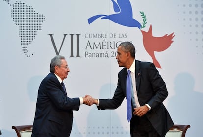 Obama y Castro se saludan antes de comenzar su encuentro. 