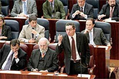 La sesión parlamentaria de ayer registró un nuevo enfrentamiento entre el presidente regional, Alberto Ruiz-Gallardón (de pie en la foto), y el portavoz socialista, Pedro Sabando.