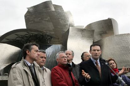 Juan José Ibarretxe, durante un recorrido en barco por la ría de Bilbao, hablando de medio ambiente.