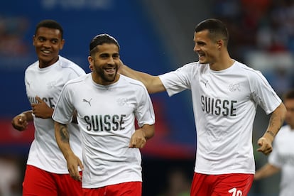 Ricardo Rodriguez y Granit Xhaka durante un entrenamiento con su selección en el Mundial de Rusia 2018.